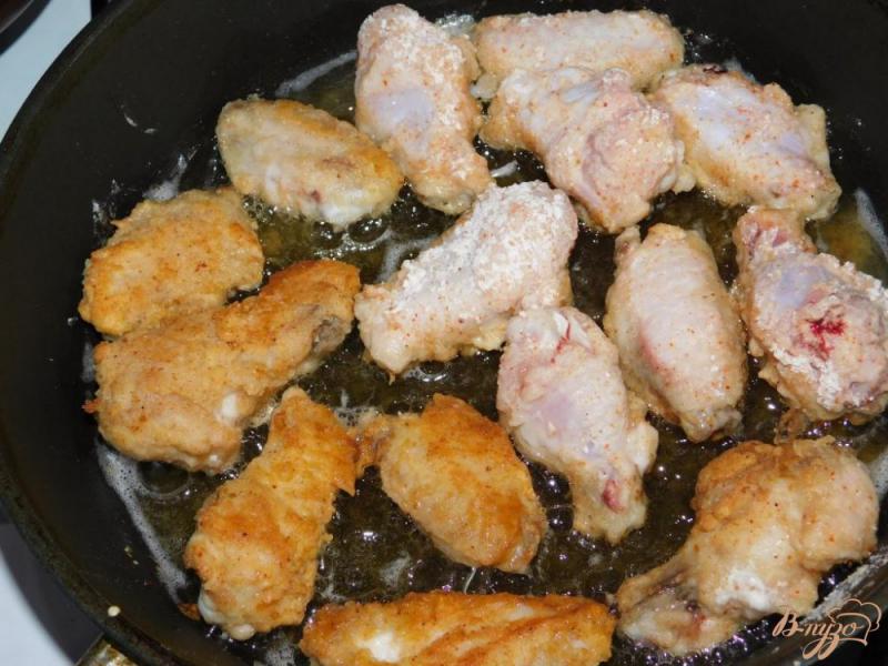 Фото приготовление рецепта: Куриные крылышки в панировке шаг №4