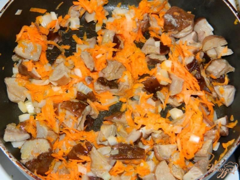 Фото приготовление рецепта: Куриный суп с гречкой и грибами шаг №2