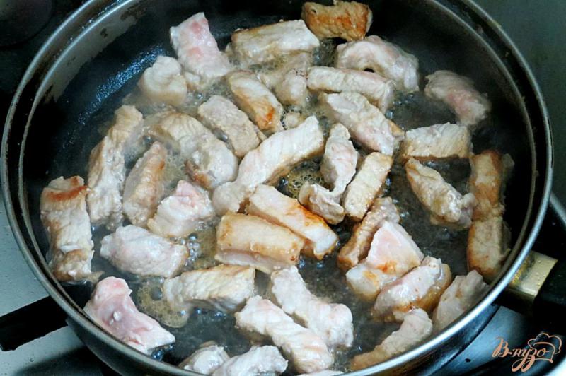 Фото приготовление рецепта: Свинина с помидорами шаг №2