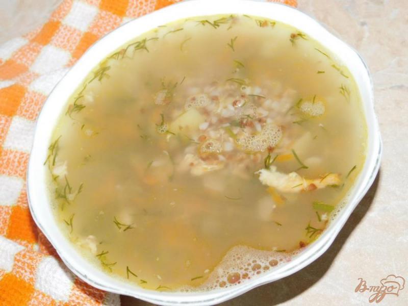 Фото приготовление рецепта: Куриный суп с гречкой и грибами шаг №4