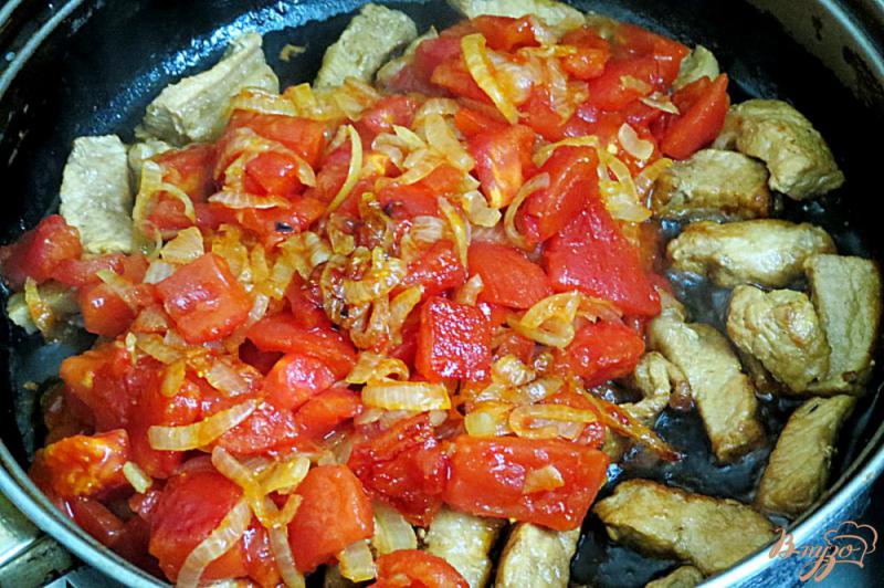 Фото приготовление рецепта: Свинина с помидорами шаг №7