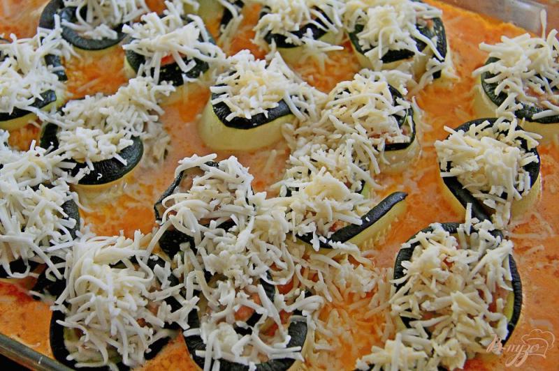 Фото приготовление рецепта: Запеченные рулетики из кабачков с куриным филе и овощами шаг №10