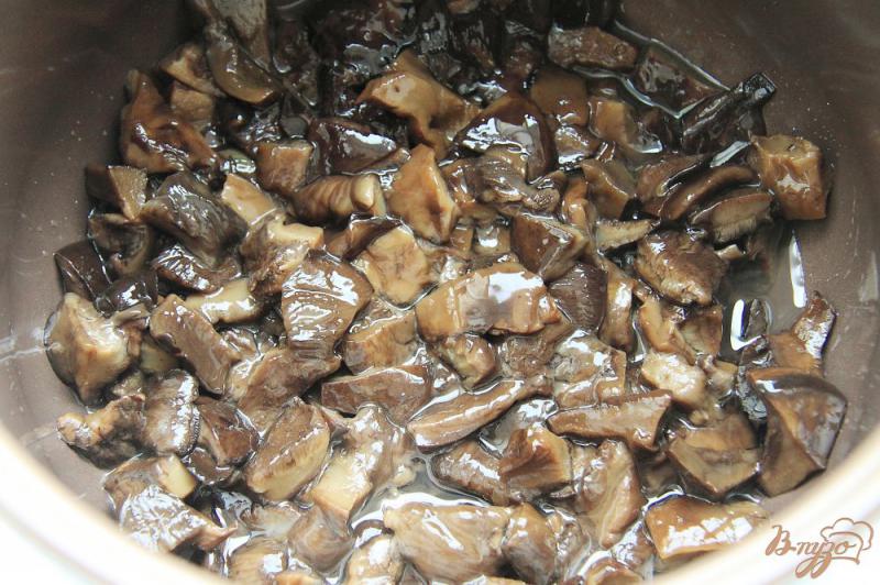 Фото приготовление рецепта: Картофель с маринованными грибами в мультиварке шаг №2