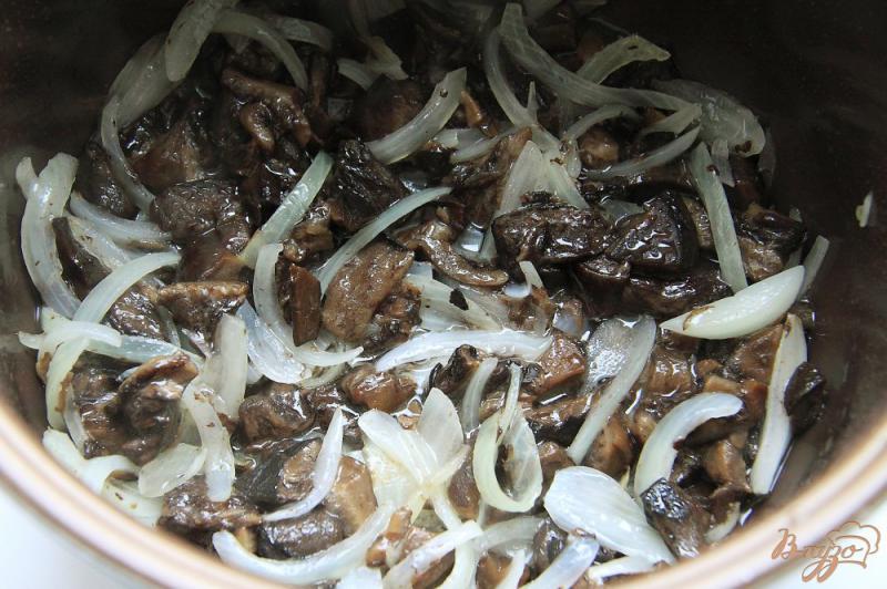 Фото приготовление рецепта: Картофель с маринованными грибами в мультиварке шаг №4