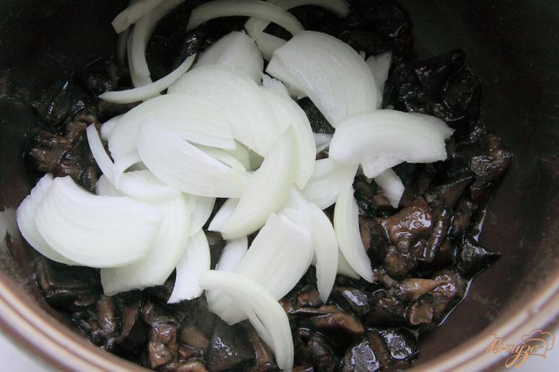 Фото приготовление рецепта: Картофель с маринованными грибами в мультиварке шаг №3
