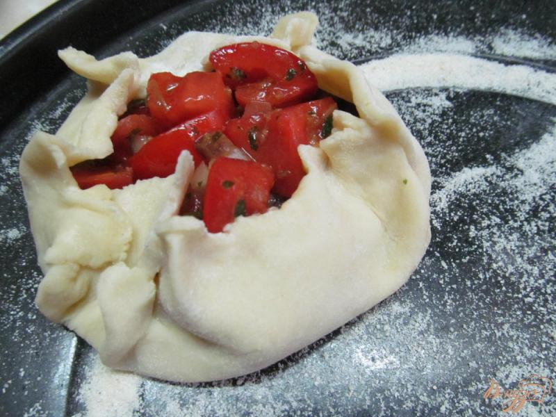Фото приготовление рецепта: Тарт с помидорным салатом шаг №6