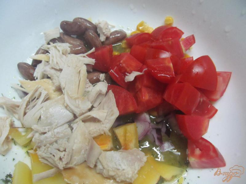 Фото приготовление рецепта: Салат с кукурузой фасолью и курицей шаг №3