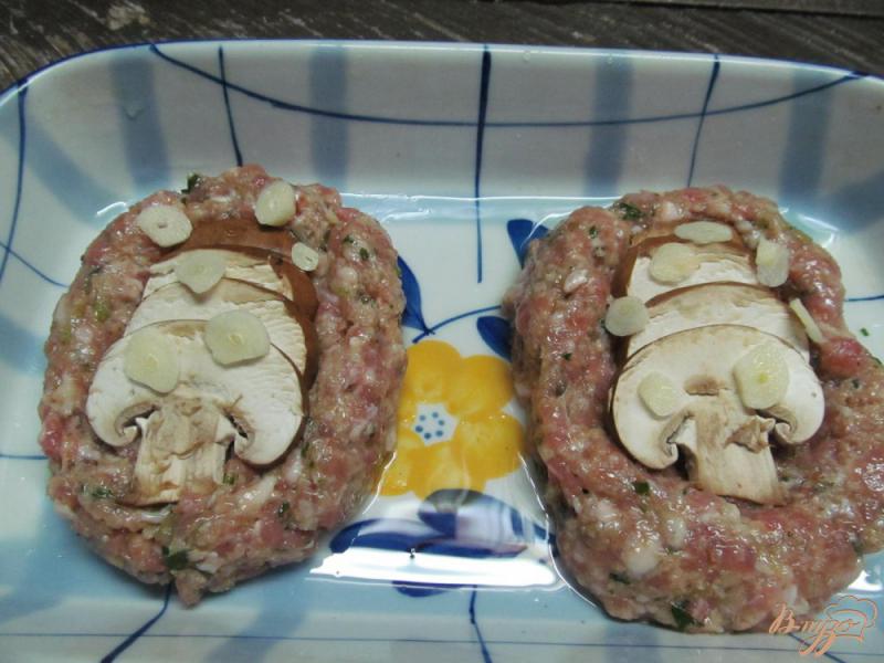 Фото приготовление рецепта: Лодочки из мясного фарша с грибами и сыром шаг №2