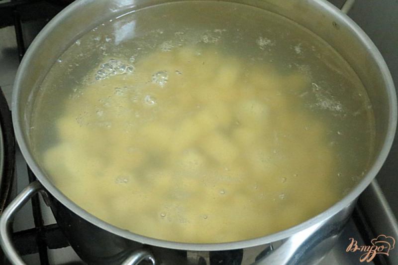 Фото приготовление рецепта: Суп с жареными опятами шаг №3