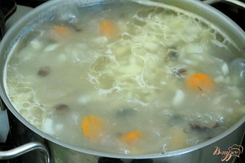 Фото приготовление рецепта: Суп с жареными опятами шаг №5