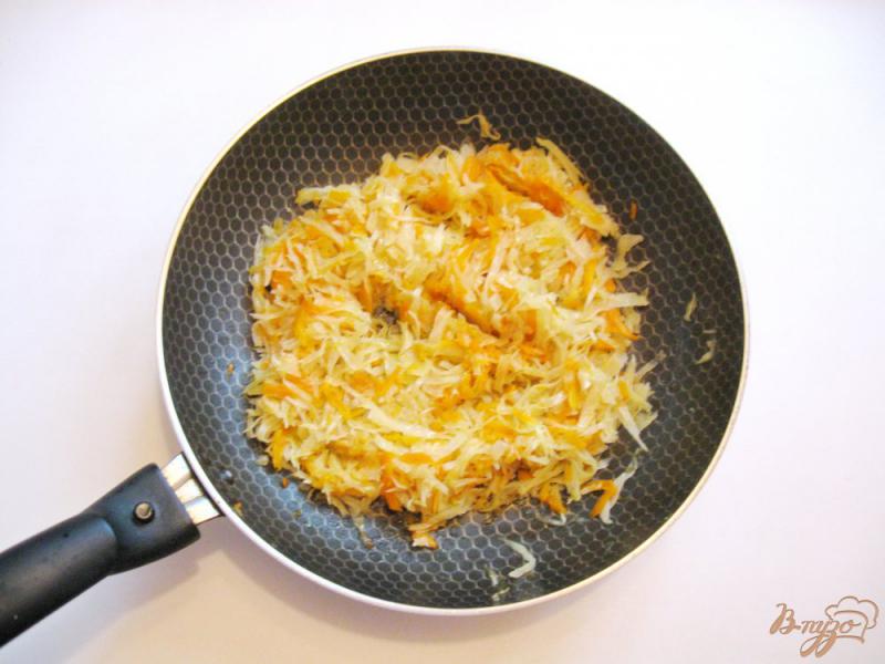 Фото приготовление рецепта: Тушеная капуста с яйцами и сыром шаг №3