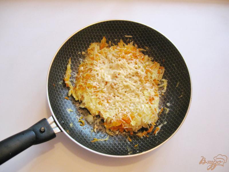 Фото приготовление рецепта: Тушеная капуста с яйцами и сыром шаг №6