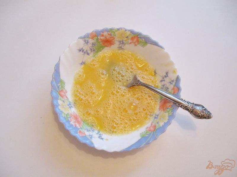 Фото приготовление рецепта: Тушеная капуста с яйцами и сыром шаг №4