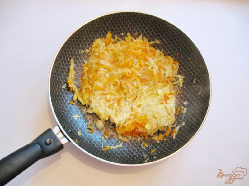 Фото приготовление рецепта: Тушеная капуста с яйцами и сыром шаг №5