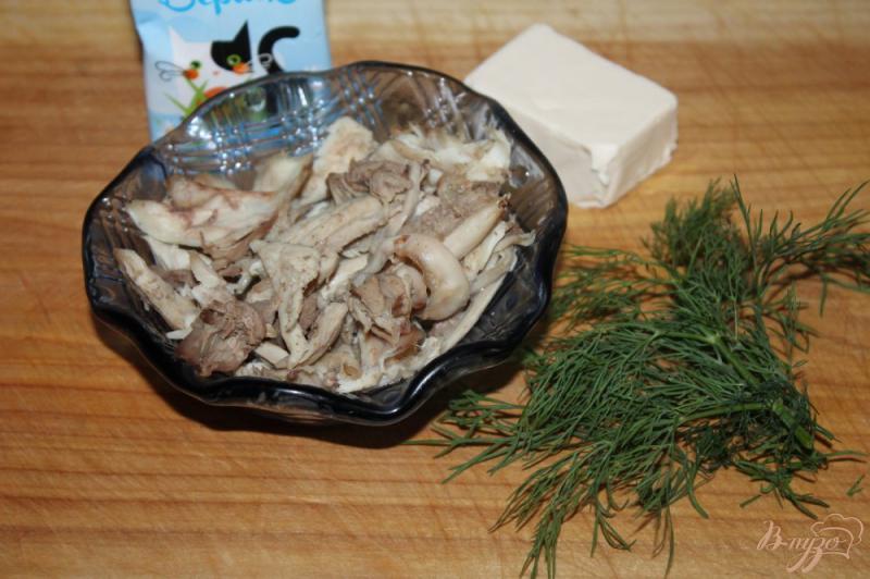 Фото приготовление рецепта: Блинные конвертики с курицей, сыром и укропом шаг №3