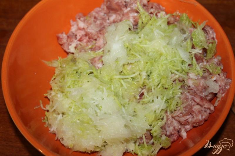 Фото приготовление рецепта: Вафельные бризоли с мясом и кабачком шаг №2