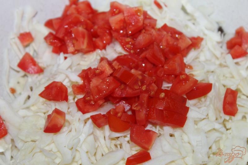 Фото приготовление рецепта: Капустный салат с крабовыми палочками, сыром и помидорами шаг №2