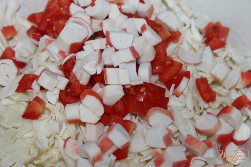 Фото приготовление рецепта: Капустный салат с крабовыми палочками, сыром и помидорами шаг №3