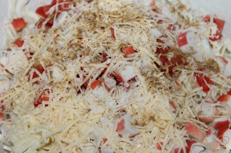 Фото приготовление рецепта: Капустный салат с крабовыми палочками, сыром и помидорами шаг №4