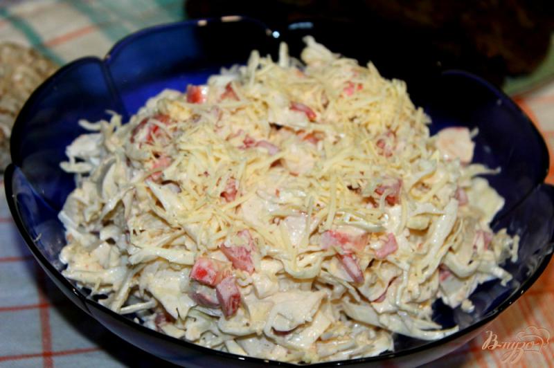 Фото приготовление рецепта: Капустный салат с крабовыми палочками, сыром и помидорами шаг №6