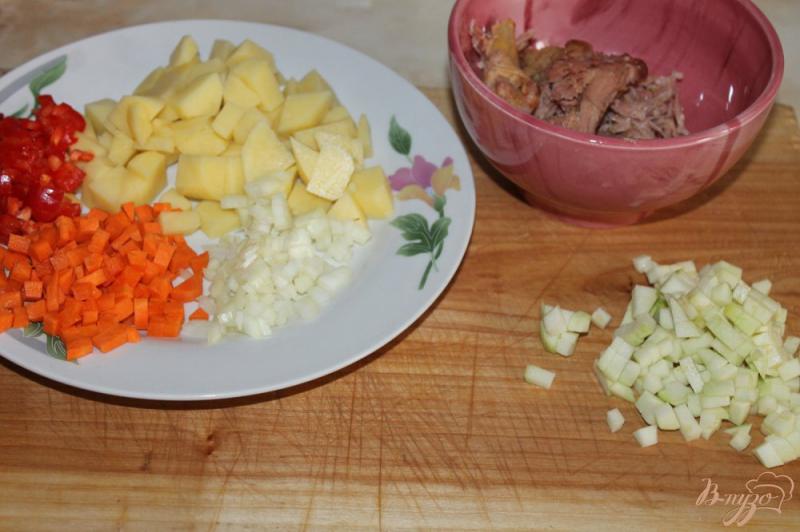 Фото приготовление рецепта: Суп с кабачком и куриной тушенкой шаг №1
