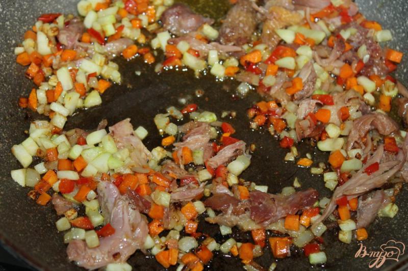 Фото приготовление рецепта: Суп с кабачком и куриной тушенкой шаг №3