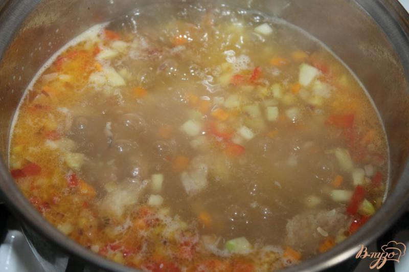 Фото приготовление рецепта: Суп с кабачком и куриной тушенкой шаг №4