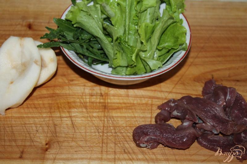 Фото приготовление рецепта: Зеленый салат с мясом и грушей шаг №1