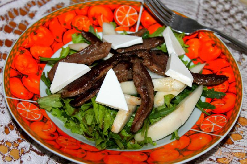 Фото приготовление рецепта: Зеленый салат с мясом и грушей шаг №6
