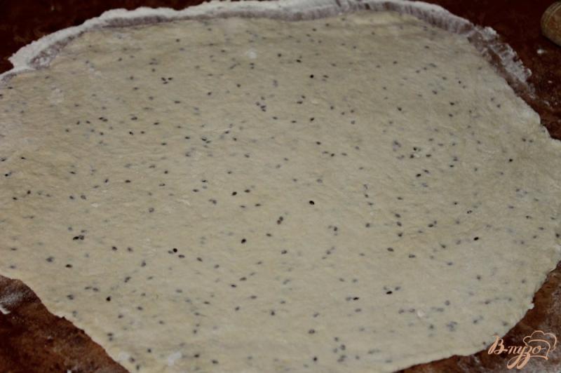 Фото приготовление рецепта: Хлебный рулет с семенами льна, соусом песто и фетой шаг №5