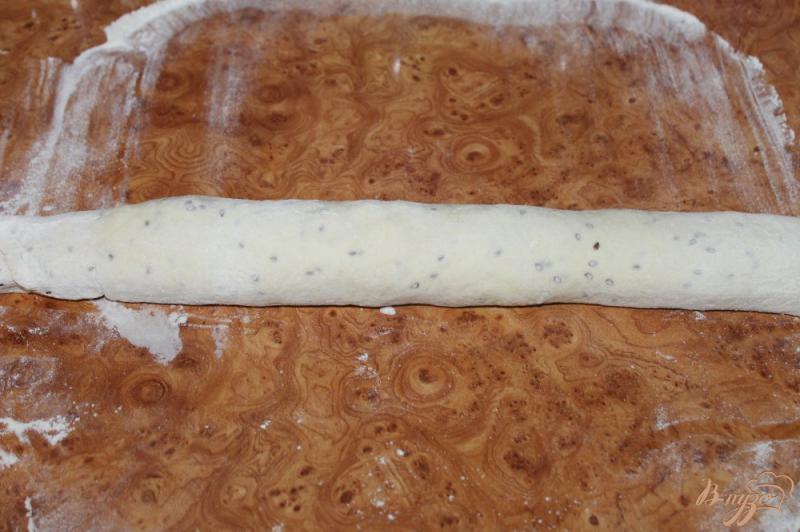 Фото приготовление рецепта: Хлебный рулет с семенами льна, соусом песто и фетой шаг №7