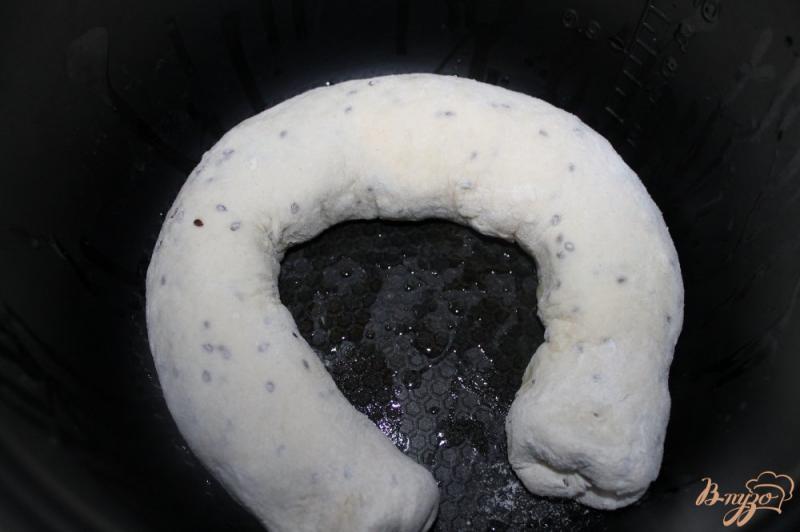Фото приготовление рецепта: Хлебный рулет с семенами льна, соусом песто и фетой шаг №8
