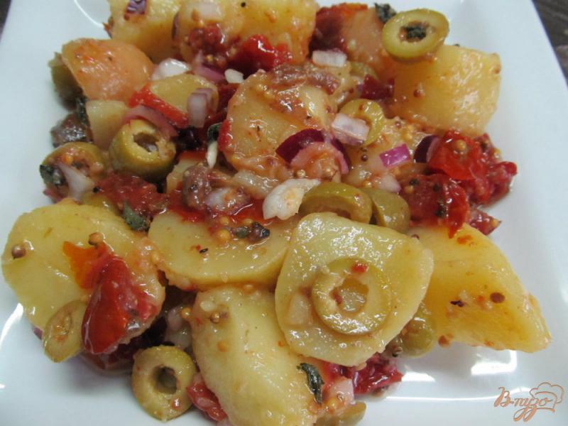 Фото приготовление рецепта: Картофельный салат с печеными помидорами и оливками шаг №5