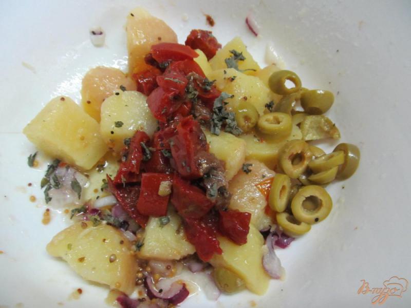 Фото приготовление рецепта: Картофельный салат с печеными помидорами и оливками шаг №4