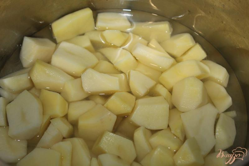 Фото приготовление рецепта: Тушеный картофель с брюссельской капустой, кабачком и баклажаном шаг №2