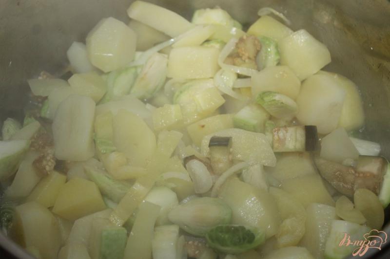 Фото приготовление рецепта: Тушеный картофель с брюссельской капустой, кабачком и баклажаном шаг №5