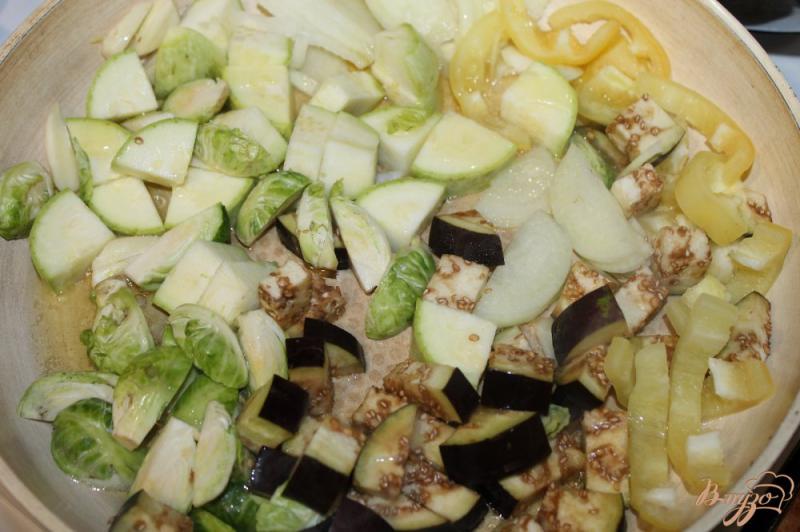 Фото приготовление рецепта: Тушеный картофель с брюссельской капустой, кабачком и баклажаном шаг №4