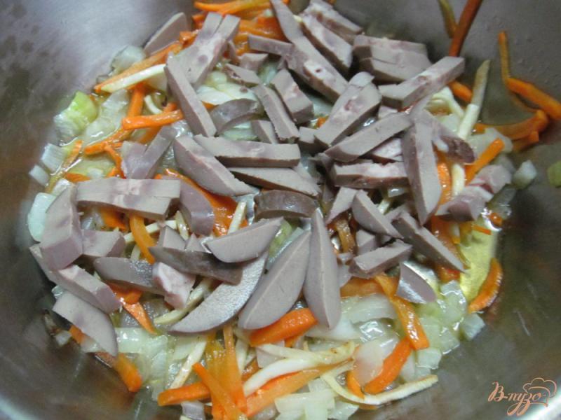 Фото приготовление рецепта: Тушеные почки с овощами шаг №2