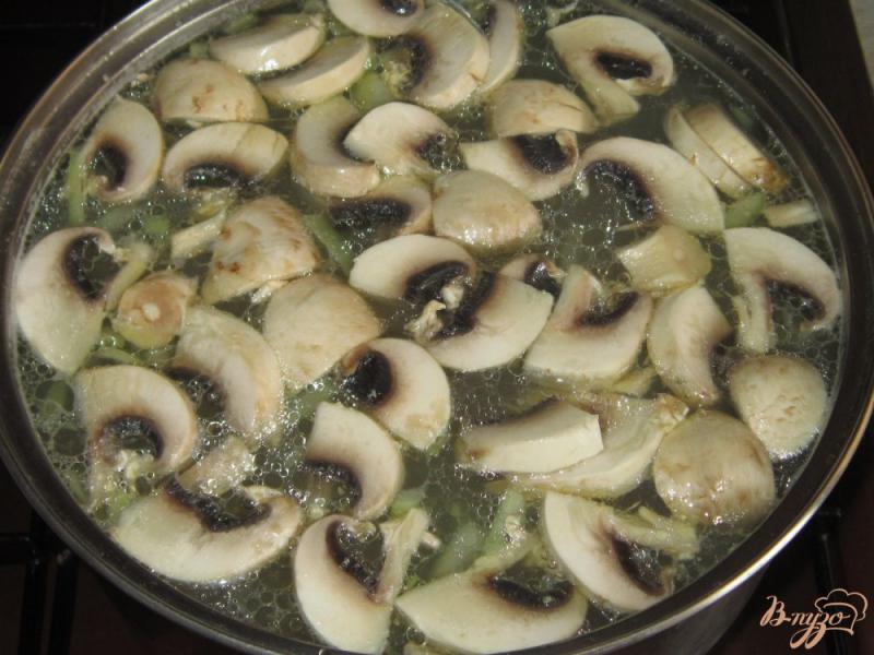 Фото приготовление рецепта: Куриный суп с шампиньонами шаг №5