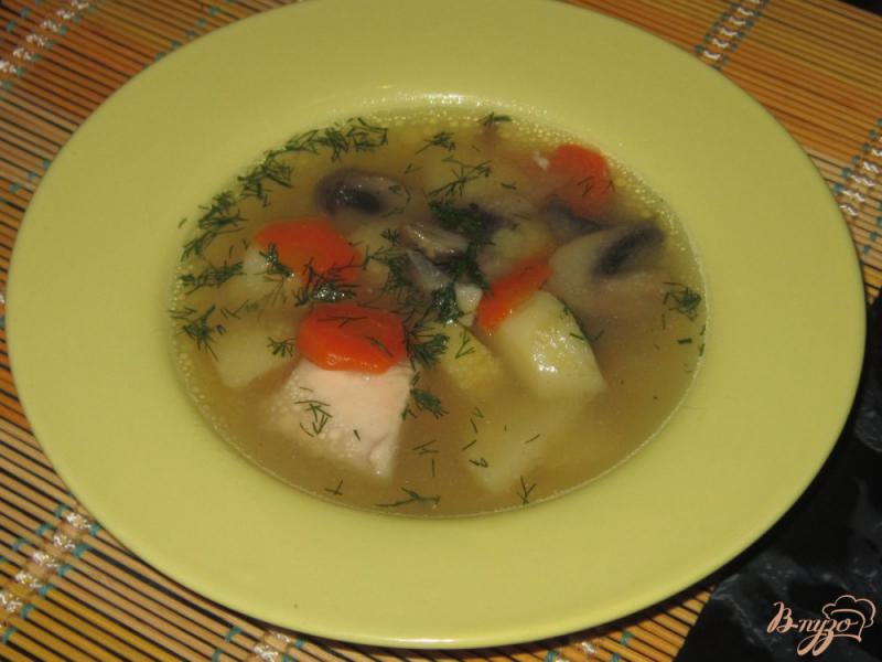 Фото приготовление рецепта: Куриный суп с шампиньонами шаг №6