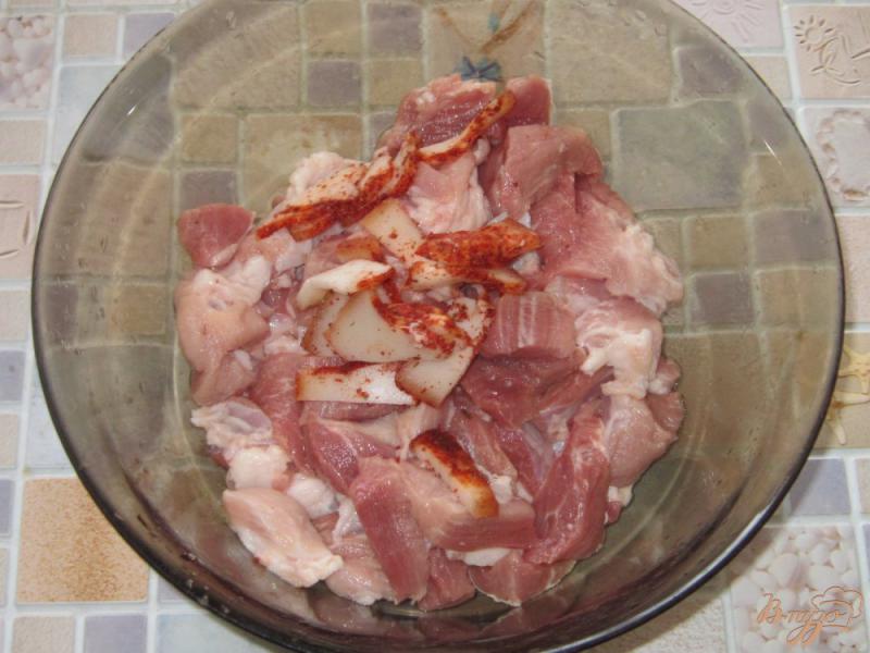 Фото приготовление рецепта: Жаркое из свинины с картофелем и салом шаг №3