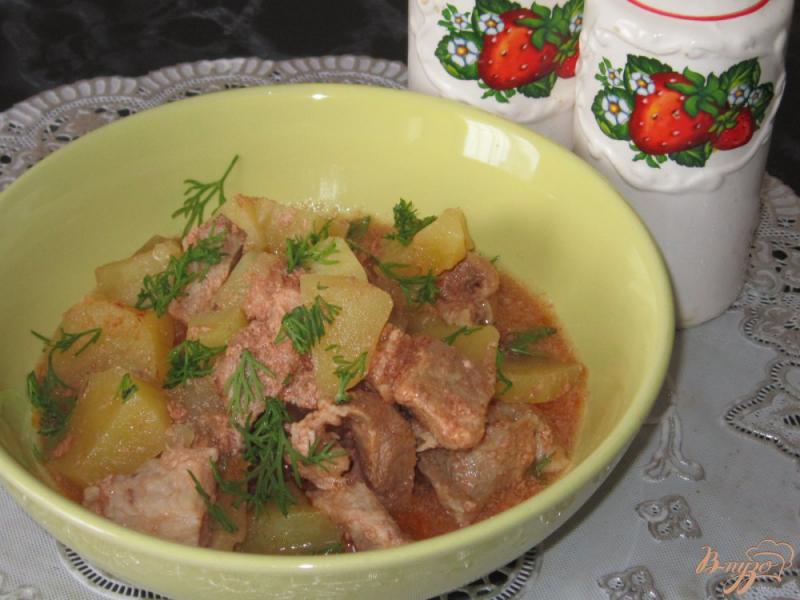 Фото приготовление рецепта: Жаркое из свинины с картофелем и салом шаг №7
