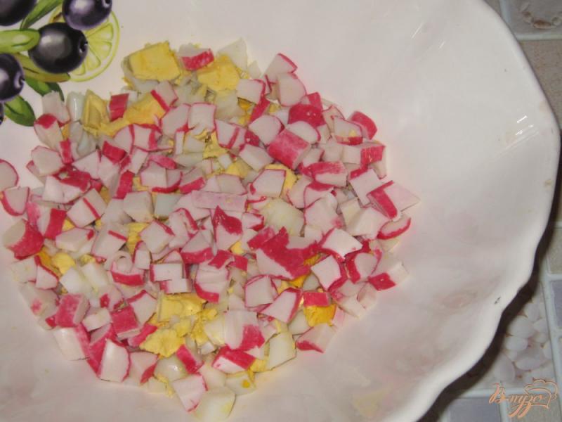 Фото приготовление рецепта: Салат крабовый с маринованными опятами шаг №2