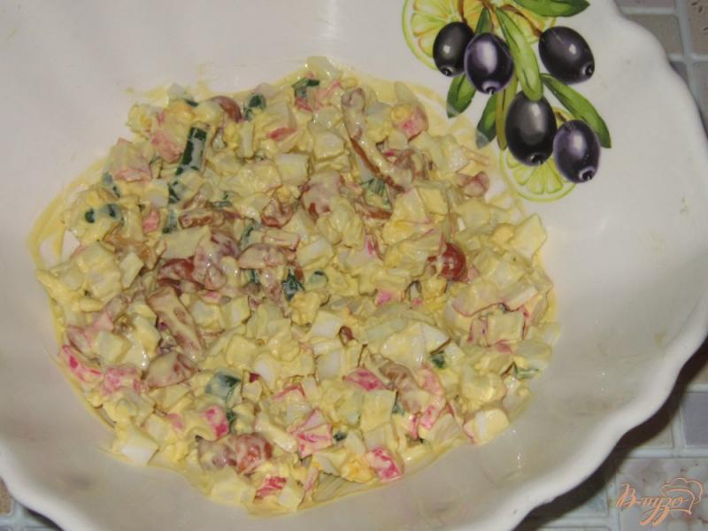 Фото приготовление рецепта: Салат крабовый с маринованными опятами шаг №4