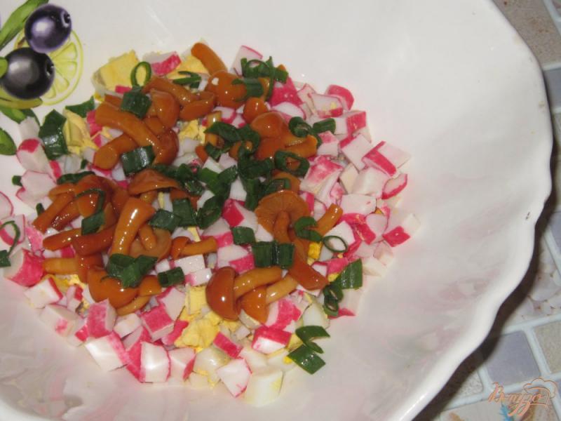 Фото приготовление рецепта: Салат крабовый с маринованными опятами шаг №3