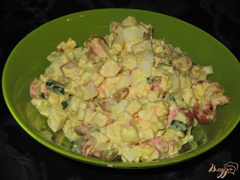 Фото приготовление рецепта: Салат крабовый с маринованными опятами шаг №5