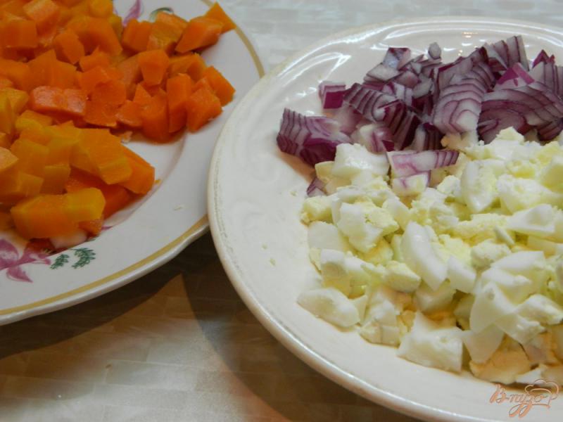 Фото приготовление рецепта: Салат  из яиц, моркови и зеленого горошка шаг №2
