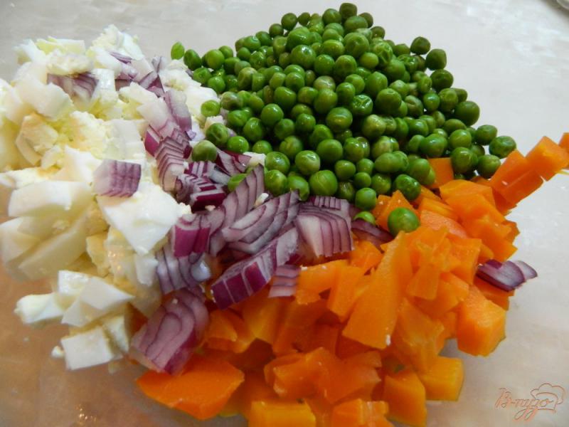 Фото приготовление рецепта: Салат  из яиц, моркови и зеленого горошка шаг №3