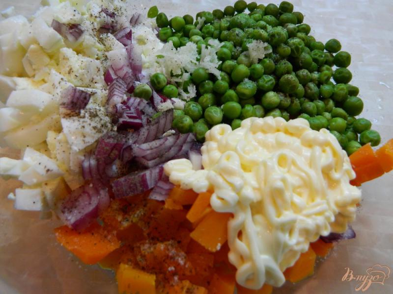 Фото приготовление рецепта: Салат  из яиц, моркови и зеленого горошка шаг №4