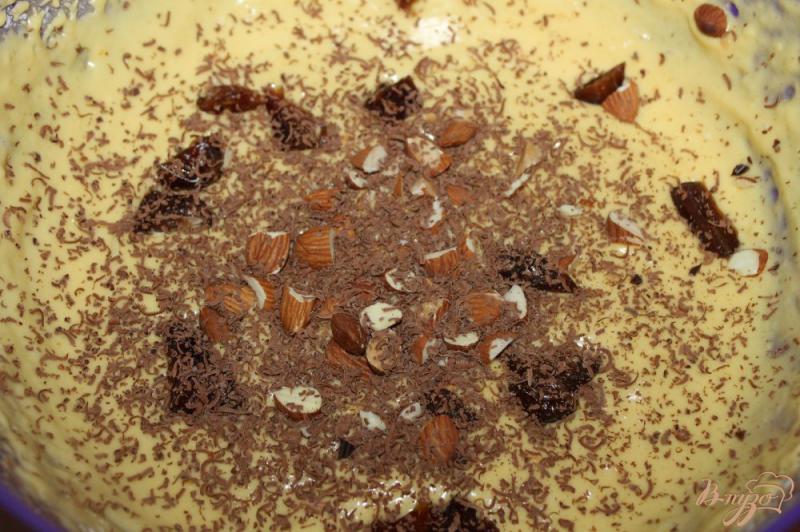 Фото приготовление рецепта: Кекс с шоколадом, миндалем и финиками шаг №6